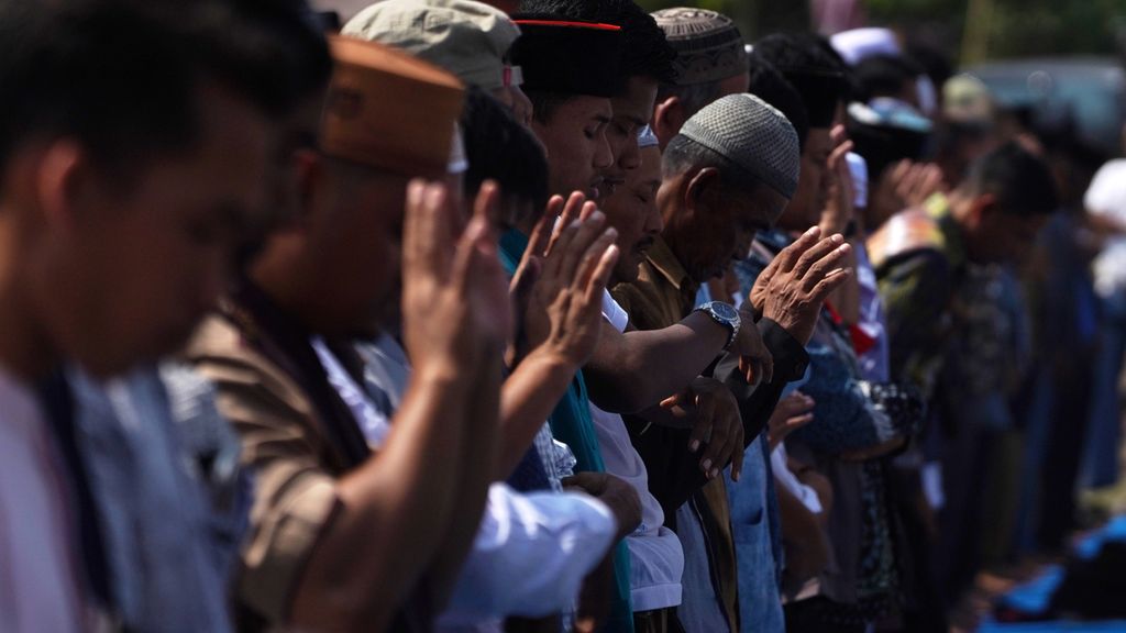 Sejumlah warga mengikuti salat gerhana berjamaah saat gerhana matahari cincin di Lapangan Bunsur, Sungai Apit, Kabupaten Siak, Riau, Kamis (26/12/2019). Fenomena gerhana matahari cincin ini disambut antusias masyarakat setempat dan juga berbagai pendatang dari berbagai kota di Indonesia. Sepanjang tahun 2019, gerhana ini merupakan gerhana kedua yang bisa diamati di wilayah Indonesia setelah gerhana bulan sebagian 17 Juli 2019.
