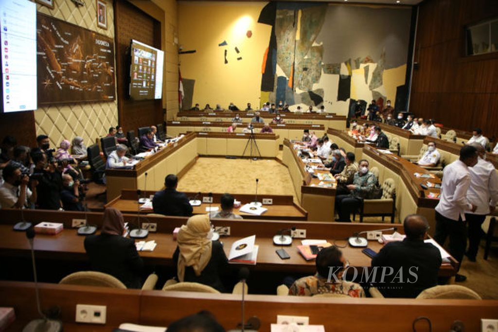 Suasana rapat kerja yang dihadiri Menteri Dalam Negeri, Ketua Komisi Pemilihan Umum, Dewan Kehormatan Penyelenggara Pemilihan Umum dan Badan Pengawas Pemilu dengan Komisi II DPR di Kompleks Parlemen, Senayan, Jakarta, Rabu (13/4/2022). Rapat lanjutan pembahasan persiapan pemilu serentak tahun 2024 baru akan dilakukan setelah Lebaran karena DPR sedang reses.