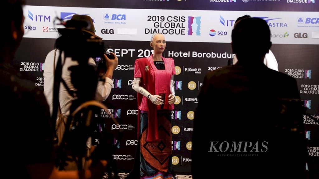 Sophia, robot yang didukung dengan teknologi kecerdasan buatan (AI) yang diaktifkan pada 2016 dan dibuat oleh perusahaan Hanson Robotics yang berbasis di Hong Kong, saat melakukan wawancara khusus dengan media pada CSIS Global DIalogue 2019 di Jakarta (16/9/2019). 