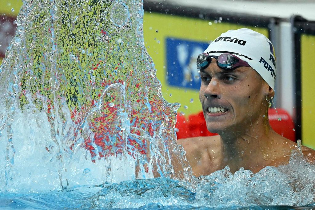 Ekspresi perenang Romania, David Popovici, setelah meraih medali emas pada final nomor 200 meter gaya bebas Kejuaraan Dunia Renang di Budapest, Hongaria, Senin (20/6/2022). 