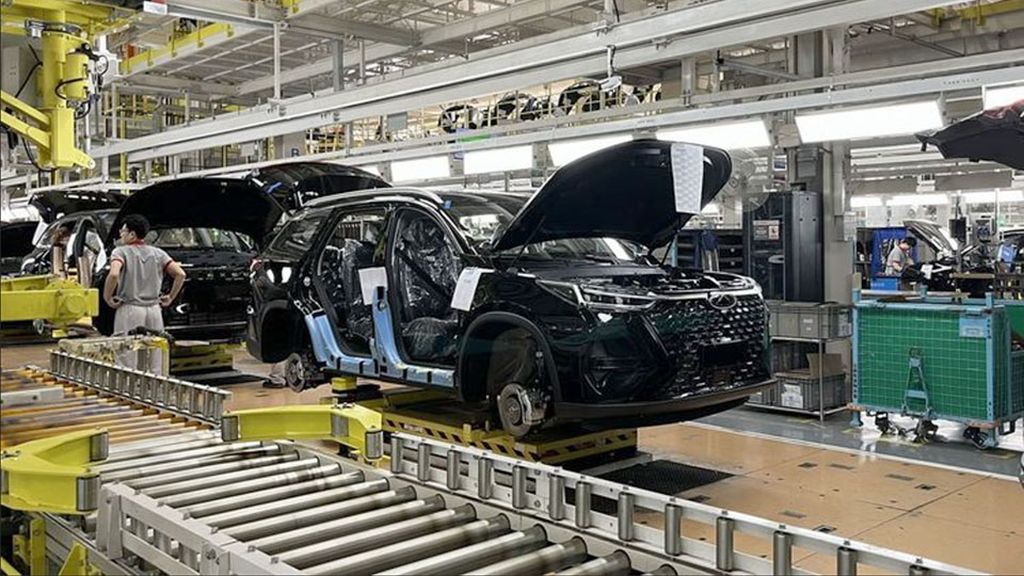 Proses perakitan kendaraan di pabrik Chery.