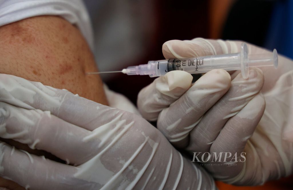 The second booster vaccination program was carried out again to prevent the spread of Covid-19 at the City Hall Office, Semarang City, Central Java, Wednesday (25/1/2023). This booster vaccine is also prioritized for the elderly, public and health services and residents who are at high risk.