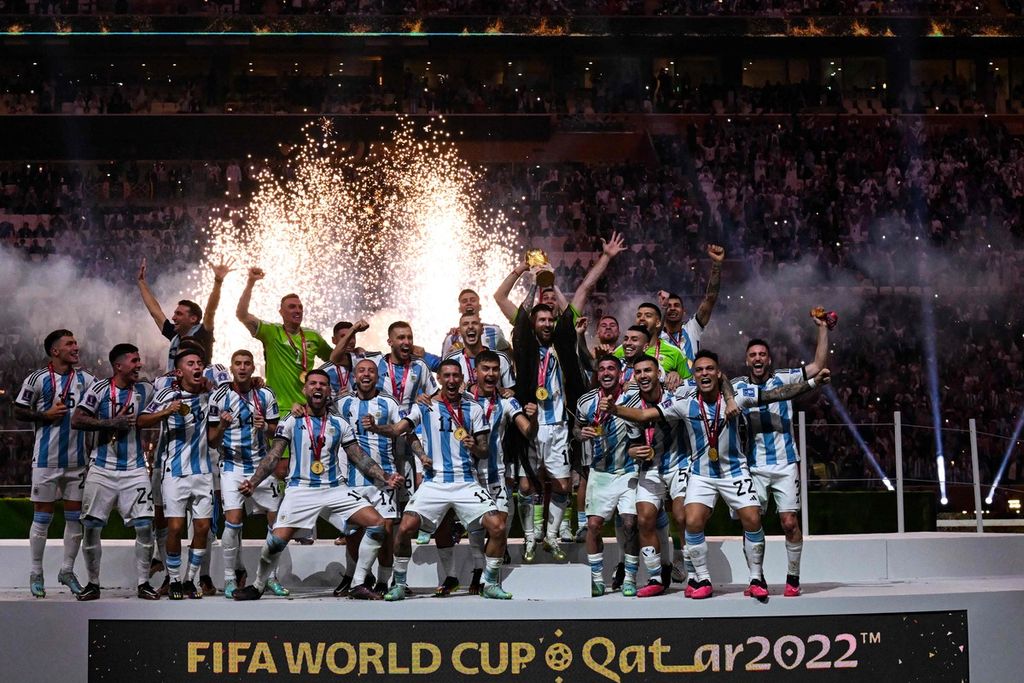 Kapten tim Argentina Lionel Messi mengangkat trofi juara Piala Dunia dalam acara penyerahan trofi setelah Argentina mengalahkan Perancis dalam pertandingan final di Stadion Lusail, Lusail, Minggu (18/12/2022).  Argentina, Uruguay, Chile, dan Paraguay resmi mengajukan diri sebagai calon tuan rumah Piala Dunia 2030 pada Rabu (8/2/2023).