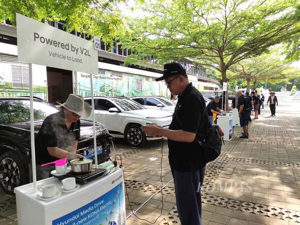 Beberapa peserta The All-New Kona Electric memasak dengan sumber listrik dari mobil tersebut di Ambarawa, Jawa Tengah, Kamis (3/10/2024).