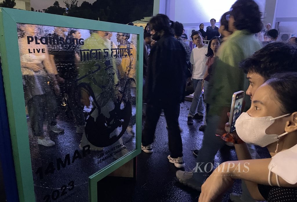Berfoto dengan dekorasi konser Men I Trust di area pertunjukan band asal Kanada itu di Hall Basket, Gelora Bung Karno, Senayan, Jakarta Pusat, Selasa (14/3/2023).
