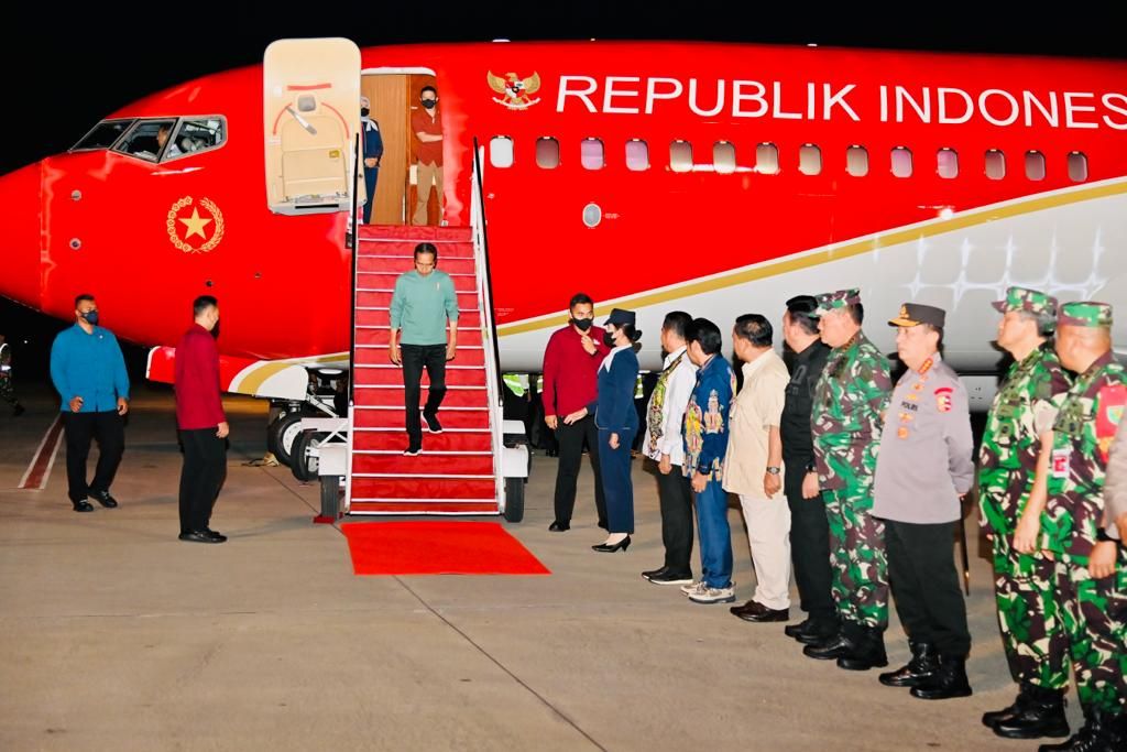 Presiden Joko Widodo tiba di Bandar Udara Sentani, Kabupaten Jayapura, Papua, dalam rangka kunjungan kerja, Senin (20/3/2023) sekitar pukul 19.45 WIT. Sebelumnya, Presiden bersama rombongan lepas landas dari Pangkalan TNI AU Halim Perdanakusuma, Jakarta, dengan menggunakan pesawat kepresidenan Indonesia-1 sekitar pukul 12.50 WIB.