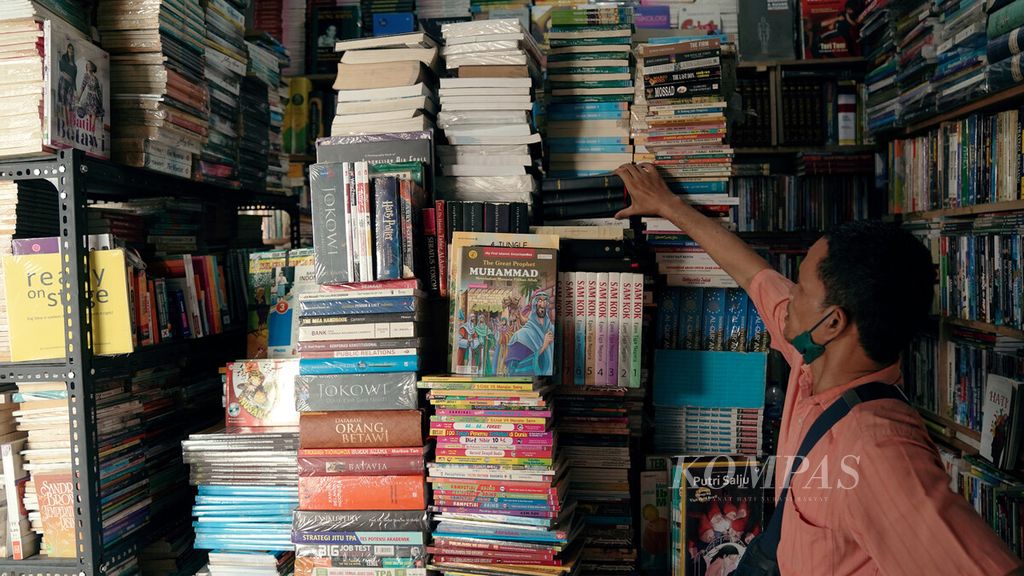 Penjual menata buku bekas di lantai 3 Pasar Kenari Lama, Jakarta Pusat, Selasa (17/5/2022). 