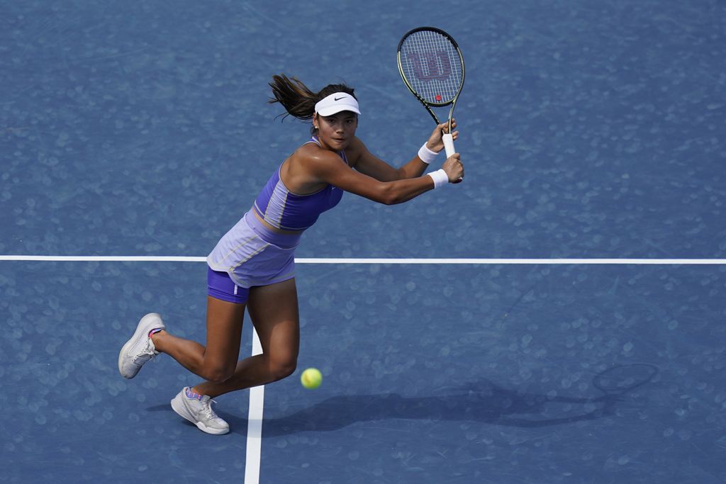 Petenis Inggris, Emma Raducanu, berlari untuk memukul bola dalam pertandingan melawan petenis Kolombia, Camila Osorio, pada babak kedua turnamen WTA 250 Washington, Kamis (4/8/2022) waktu setempat atau Jumat (5/8/2022) WIB. Raducanu memenangi laga itu, 7-6 (5), 7-6 (4), setelah bertanding 2 jam 50 menit di bawah terik matahari. 