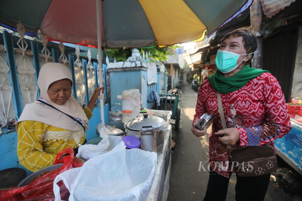 Seorang transpuan lansia mengamen di pasar di kawasan Otista, Jakarta, Jumat (22/7/2022). Sebagian transpuan diasingkan oleh keluarganya dan harus mandiri menghidupi diri sendiri meski kondisi badan telah lemah dan sakit-sakitan. 