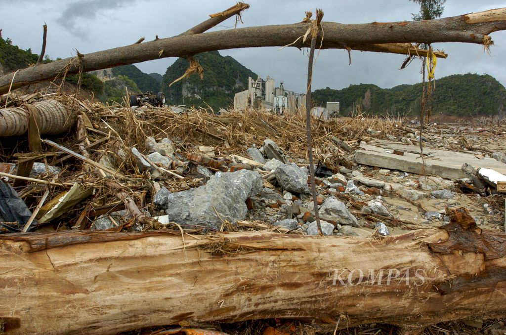 Pabrik PT Semen Andalas Indonesia yang terletak di kawasan Kecamatan Lhoknga, Aceh Besar, Senin (10/01/2005). mengalami rusak berat pasca gelombang Tsunami. Bahkan komplek dan kawasan wisata pantai yang ada disekitar pabrik, rata dengan tanah. 