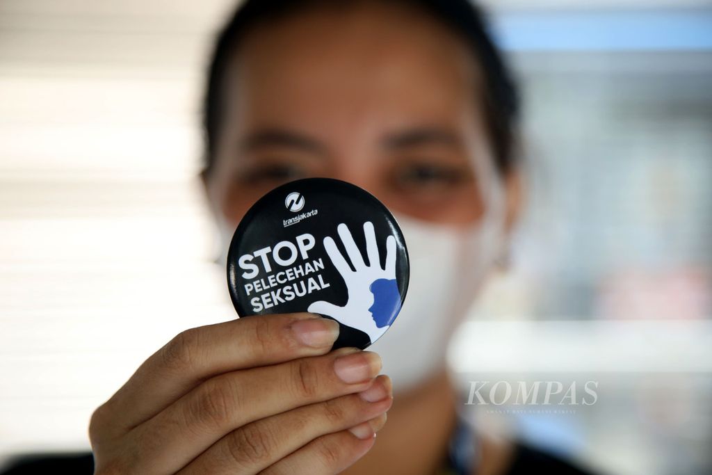 Petugas Transjakarta menunjukkan pin saat peluncuran kampanye kampanye stop pelecehan seksual di Halte Transjakarta Harmoni, Jakarta, Jumat (5/8/2022). 