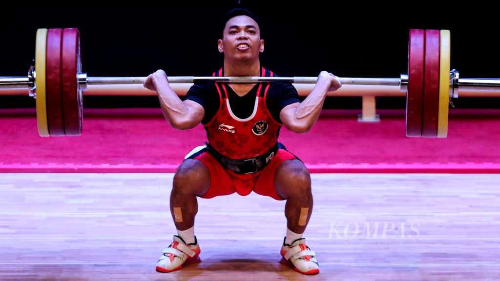 Lifter Indonesia, Eko Yuli Irawan, saat beraksi dalam nomor 61 kilogram putra cabang angkat besi pada SEA Games Vietnam 2021 di Hanoi Training Center, Hanoi, Vietnam, Jumat (20/5/2022). Eko Yuli Irawan meraih medali emas dalam nomor ini. Total nilai angkatan yang dikumpulkan Eko Yuli Irawan adalah 290 kilogram. 