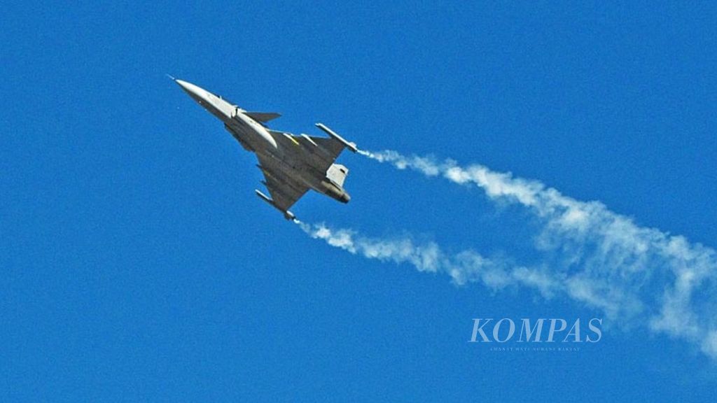 Pesawat tempur Saab JAS39 Gripen D berkursi tandem unjuk kemampuan dalam demo terbang khusus di hadapan wartawan Indonesia di fasilitas khusus Saab di kota Linkoping, Swedia, Rabu (11/3/2015). 