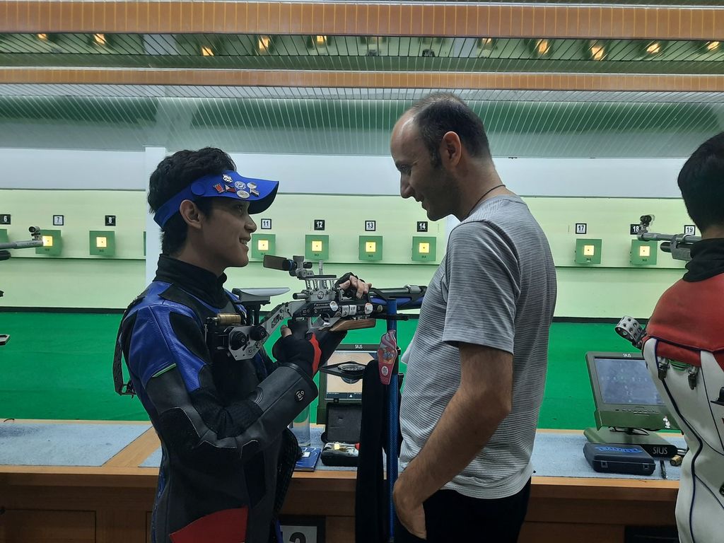Atlet menembak nasional sedang berdiskusi dengan pelatih Ebrahim Inanlou atau Ali Reza di Lapangan Tembak, Senayan, Jakarta, Rabu (23/11/2022). Tim senapan diandalkan untuk meraih medali pada Asian Games 2023.