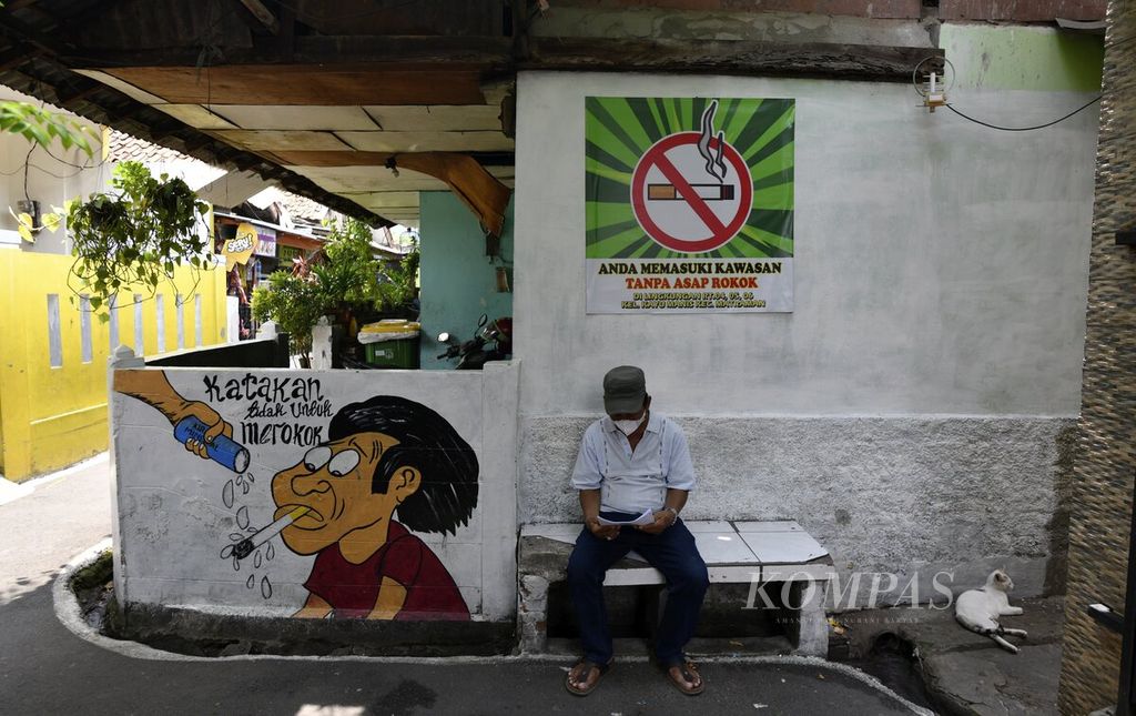 Mural bertema kawasan bebas asap rokok menghiasi permukiman warga di lingkungan RW 006 Kelurahan Kayu Manis, Matraman, Jakarta Timur, Kamis (7/10/2021). 