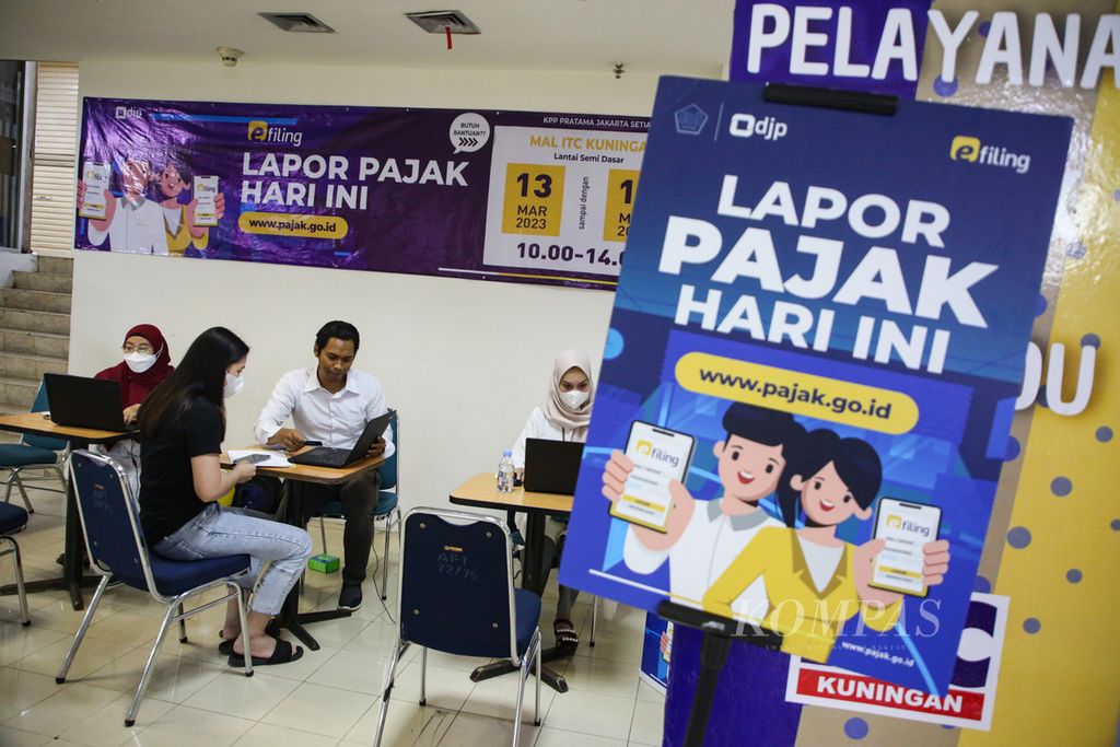 Suasana stan layanan lapor surat pemberitahuan (SPT) tahunan Pajak Penghasilan (PPh) orang pribadi tahun pajak 2022 di Mal ITC Kuningan, Jakarta, Senin (13/3/2023). Direktorat Jenderal Pajak (DJP) Kementerian Keuangan melaporkan sebanyak 7,1 juta wajib pajak yang sudah melaporkan SPT Tahunan sampai dengan Senin (13/3/2023).