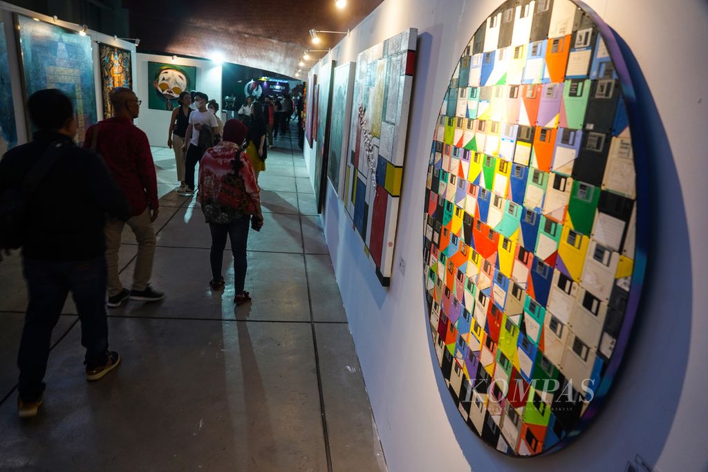 Sejumlah karya seni yang dipamerkan dalam pameran Rekam Masa yang digelar Artopologi di Museum Nasional, Jakarta, Jumat (28/10/2022). Pameran ini mengemas konsep gelar karya seni yang terintegrasi dengan <i>blockchain</i> sehingga bisa dimiliki para pengoleksi dalam bentuk NFT. Pameran berlangsung hingga Minggu (6/10/2022). 