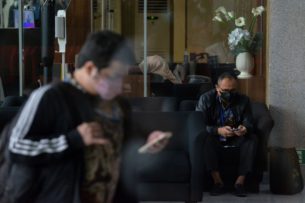 Bekas pejabat eselon III Direktorat Jenderal Pajak Kementerian Keuangan, Rafael Alun Trisambodo (kanan), memainkan gawainya di Gedung Komisi Pemberantasan Korupsi, Jakarta, Rabu (1/3/2023). 