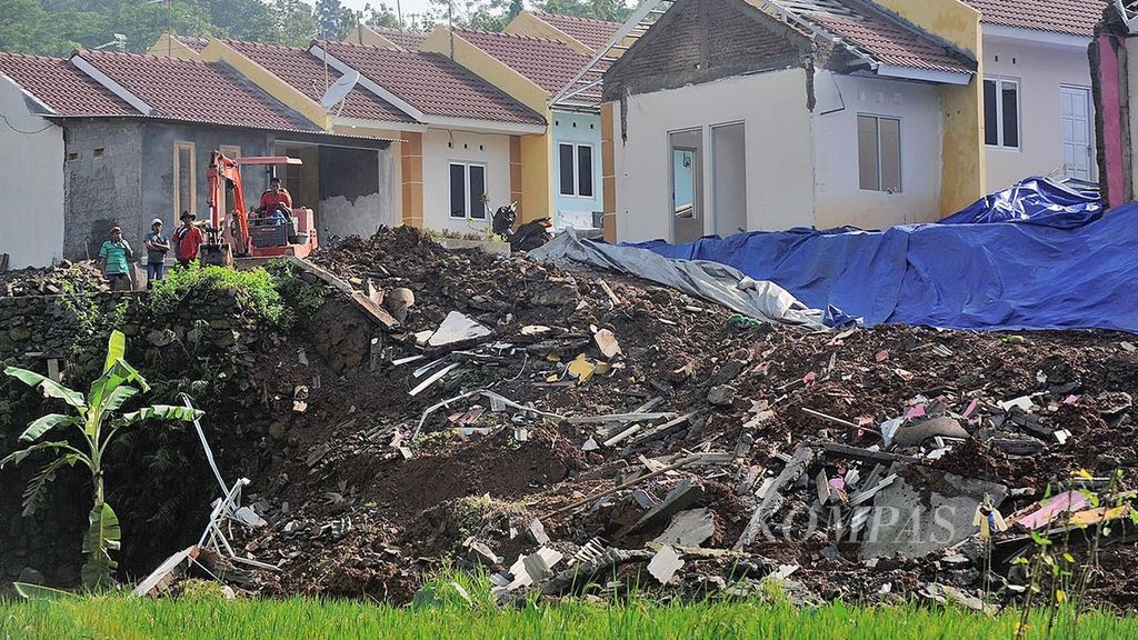 Hujan deras yang terjadi dalam beberapa hari ini menyebabkan longsornya talut perumahan bersubsidi di Desa Kalongan, Kecamatan Ungaran Timur, Kabupaten Semarang, Jawa Tengah, Selasa (24/1/2017).  