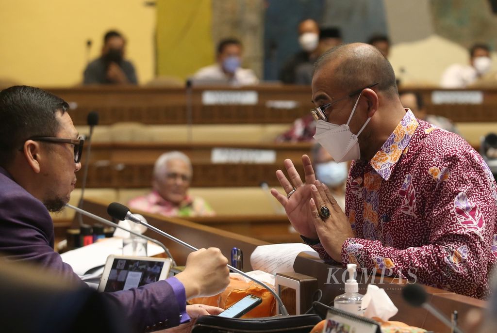 Ketua Komisi Pemilihan Umum (KPU) Hasyim Asy'ari (kanan) berbincang dengan Ketua Komisi II DPR Ahmad Doli Kurnia Tandjung di sela-sela mengikuti Rapat Kerja/Rapat Dengar Pendapat Bersama Menteri Dalam Negeri, Badan Pengawas Pemilu, dan Dewan Kehormatan Penyelenggara Pemilihan Umum dengan Komisi II DPR di Kompleks Parlemen, Senayan, Jakarta, Rabu (13/4/2022). 