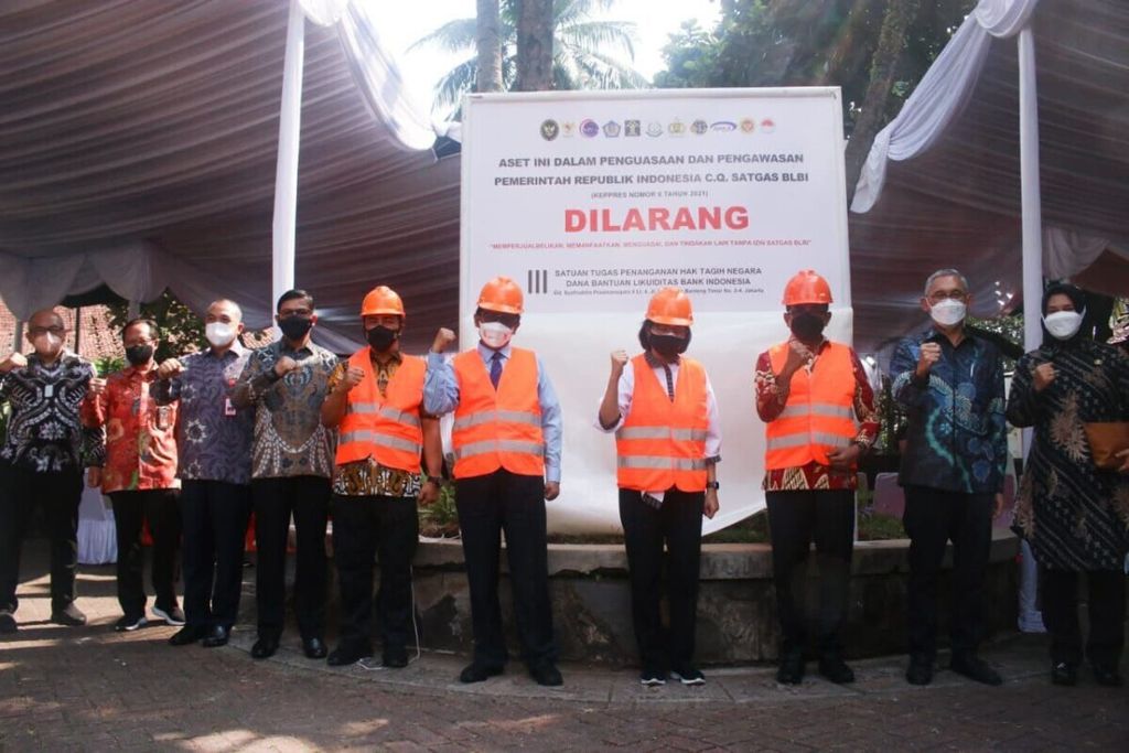 Tim Satgas Hak Tagih Piutang Negara BLBI menyita aset tanah di kawasan perumahan Karawaci, Tangerang, Banten, Jumat (27/8/2021).