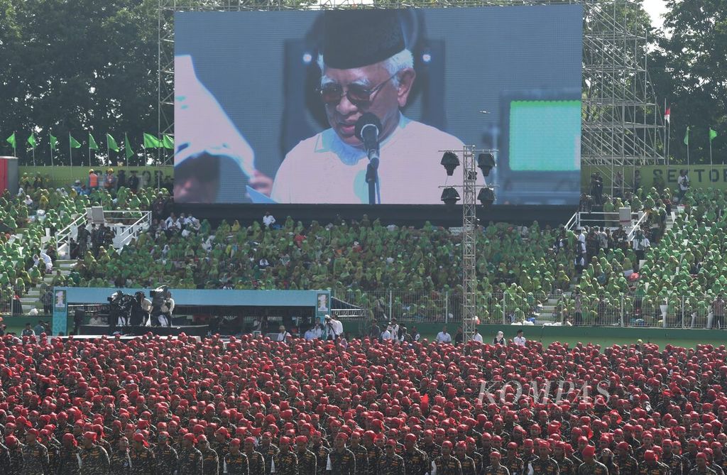 Ketua Mustasyar PBNU KH Mustofa Bisri membacakan hasil dari Muktamar Internasional Fikih peradaban I saat acara puncak resepsi Satu Abad Nahdlatul Ulama di Stadion Gelora Delta, Sidoarjo, Selasa (7/2/2022). Kegiatan dihadiri langsung oleh Presiden Joko Widodo. 