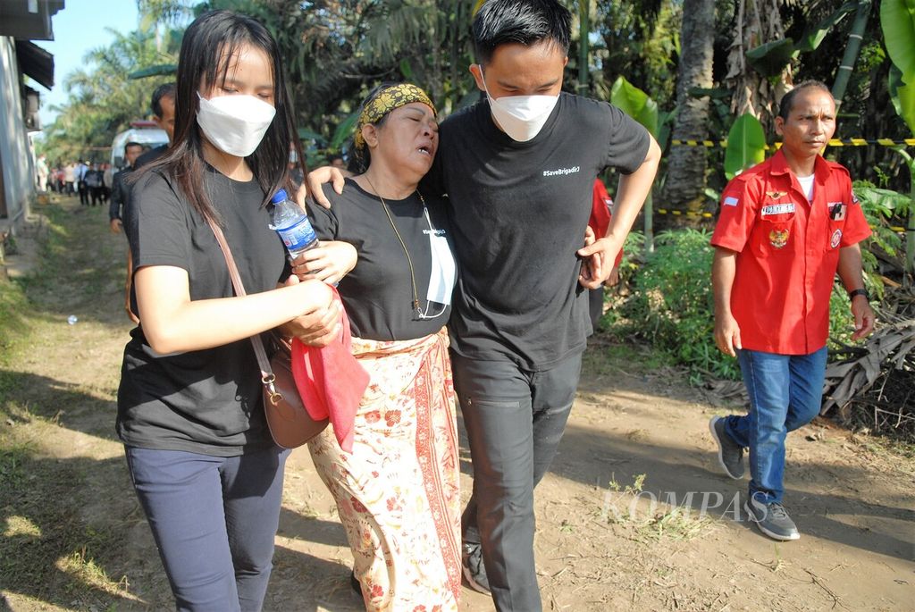 Keluarga dekat memakai kaus bergambar Brigadir J selama proses penggalian kubur hingga otopsi ulang Nofriansyah Yosua Hutabarat alias Brigadir J. Kaus itu bertuliskan #SaveBrigadirJ.
