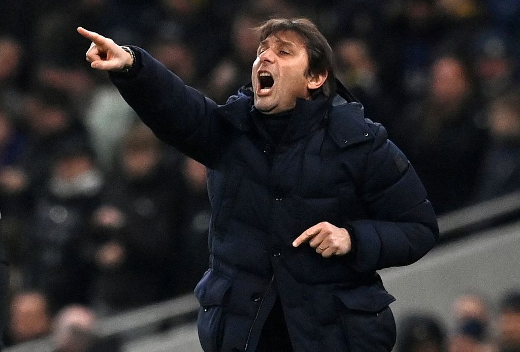 Pelatih Tottenham Hotspur Antonio Conte memberikan instruksi kepada pemainnya saat melawan Everton dalam lanjutan Liga Inggris di Stadion Tottenham Hotspur, London, Inggris, Selasa (8/3/2022) dini hari WIB. Conte berusaha meraih poin penuh dalam laga ini dengan memaksimalkan dominasi permainan dengan menurunkan lima gelandang sekaligus dalam laga ini.