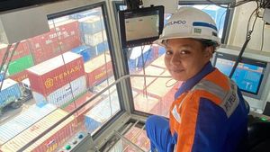 Olet, Perempuan ”Pengendali” Peti Kemas dari Pelabuhan Bitung