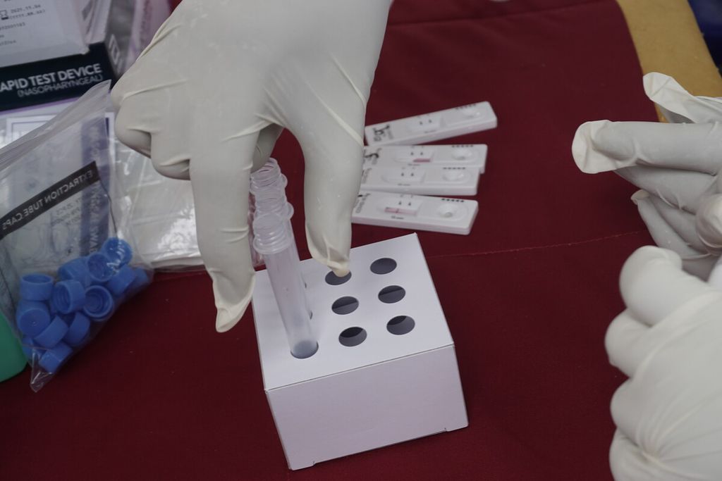 Petugas menata sampel tes cepat antigen para pengemudi yang menuju Balikpapan, Kalimantan Timur, di posko pemeriksaan transportasi darat dan penegakan protokol kesehatan Covid-19 di Kilometer 13 Kota Balikpapan, Senin (25/1/2021).