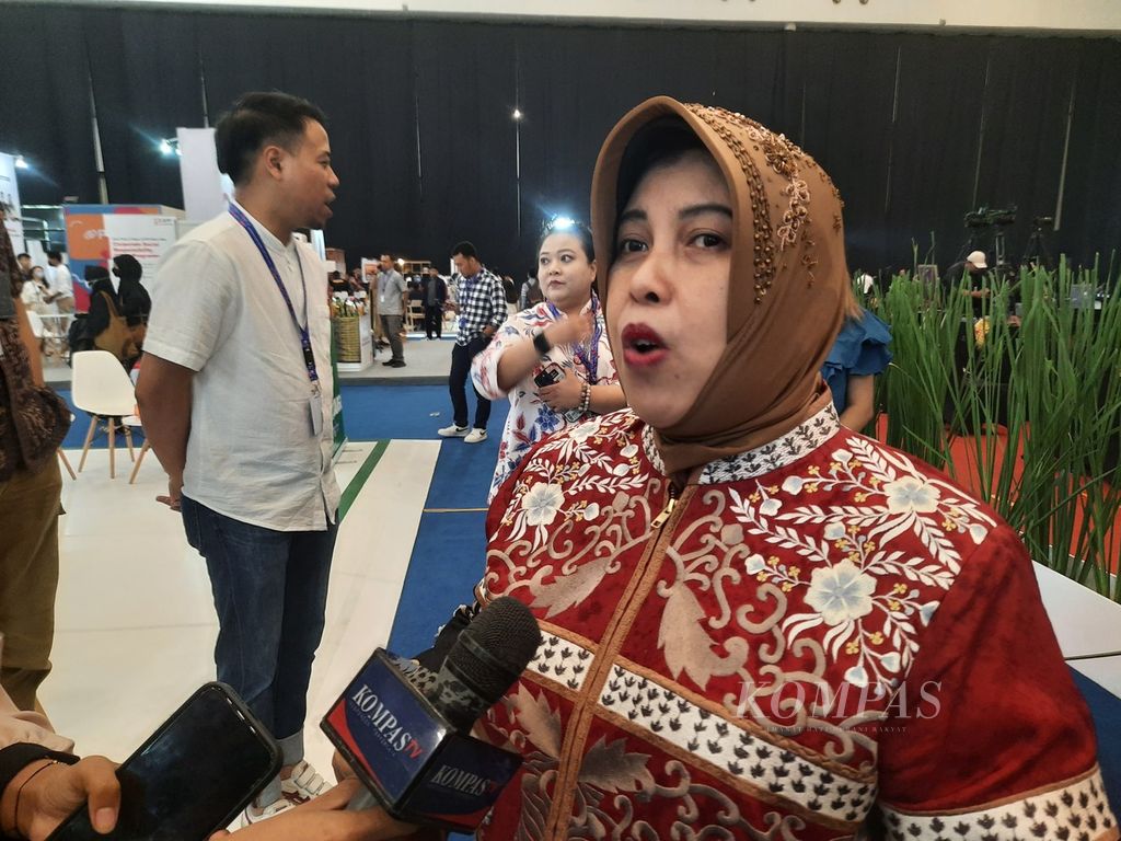 Asisten Deputi Kemitraan dan Perluasan Pasar Kementerian Koperasi dan UKM Pixy menjawab pertanyaan wartawan di ICE BSD, Tangerang, Banten, Selasa (29/8/2023). Ia menyayangkan mayoritas pelaku UMKM Indonesia saat ini belum memedulikan pentingnya jenama atau merek. 