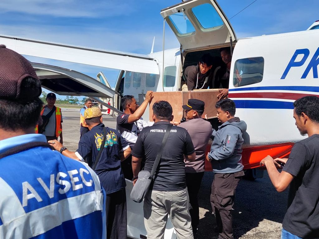 Jenazah warga bernama Irwan yang diterbangkan dari Kabupaten Puncak tiba di Bandara Moses Kilangin Timika, Kabupaten Mimika, Papua Tengah, Kamis (23/3/2023). Irwan yang bekerja sebagai pengojek sepeda motor tewas akibat serangan kelompok kriminal bersenjata di Distrik Ilaga, ibu kota Puncak.