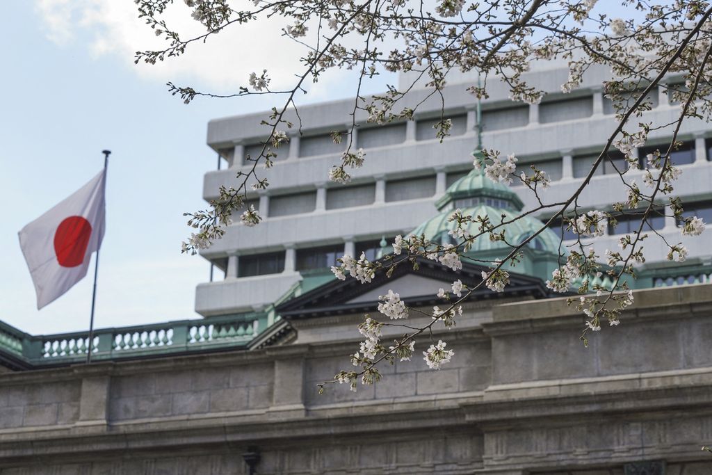 Bendera nasional Jepang berkibar di depan kantor pusat Bank of Japan (BOJ) di Tokyo, 20 Maret 2023.
