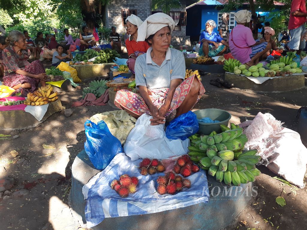 Hasil kebun menanti ditukar dengan hasil laut di pasar barter Desa Wulandoni, Kecamatan Wulandoni, Kabupaten Lembata, Nusa Tenggara Timur, pada Sabtu (28/1/2023). Sebelum ditukar, nilai barang ditakar untuk mendapatkan titik temu.