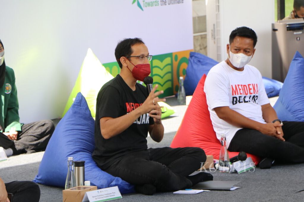 Menteri Pendidikan, Kebudayaan, Riset, dan Teknologi Nadiem Anwar Makarim berdialog dengan mahasiswa serta dosen dari sejumlah kampus di Medan di Universitas Sumatera Utara, Oktober 2021. Nadiem meminta agar program Merdeka Belajar Kampus Merdeka terus ditingkatkan. 