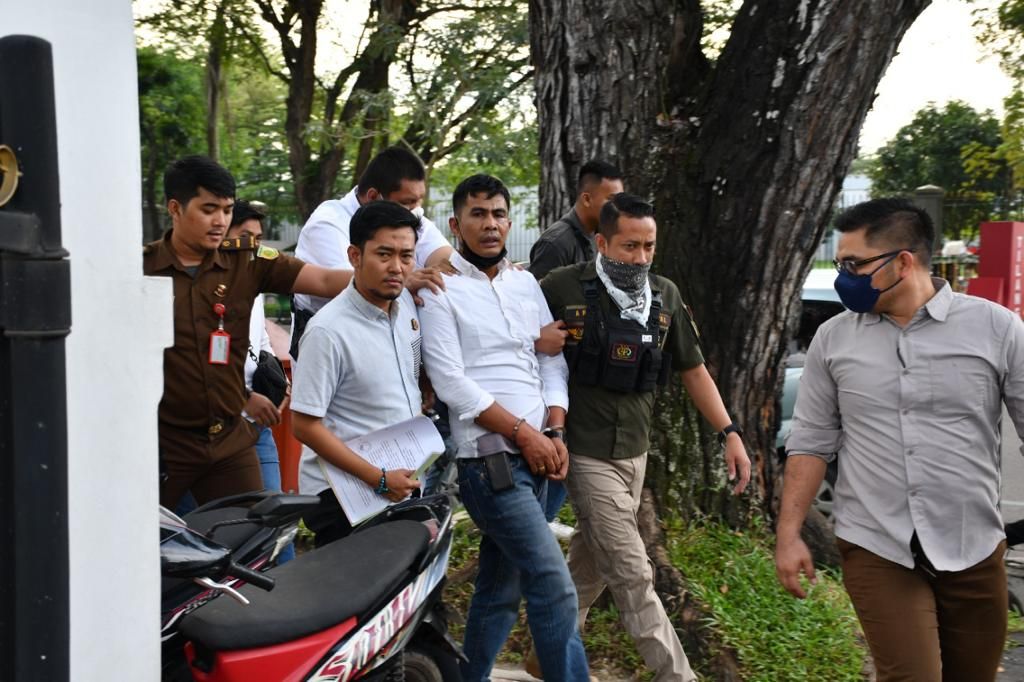 Terpidana penggelapan pajak senilai Rp 5 miliar, Andy Veryanto, ditangkap aparat seusai mengikuti sidang peninjauan kembali atas perkara pidananya di Pengadilan Negeri Jambi, Selasa (15/11/2022). Penangkapan itu dilakukan karena Andy selalu mangkir setelah tiga kali pemanggilan oleh jaksa.