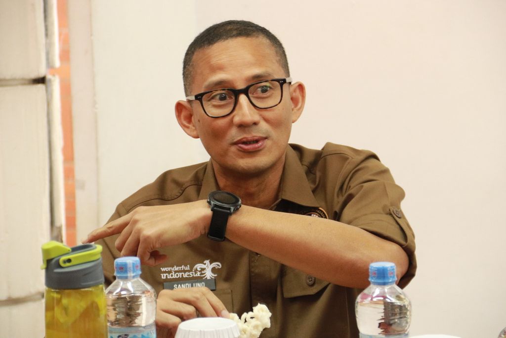 Menteri Pariwisata dan Ekonomi Kreatif Sandiaga Salahuddin Uno saat berkunjung ke kantor pusat Kompas Gramedia di Jakarta, Rabu (4/1/2023).