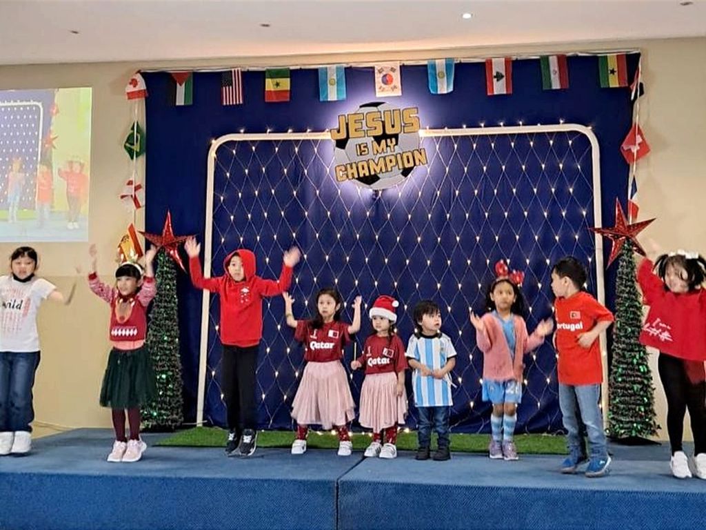 Anak-anak menampilkan tarian pada perayaan Natal di Gereja Interntaional Full Gospel Fellowship (IFGF) Qatar di Doha, Sabtu (17/12/2022). Pemerintah Qatar memfasilitasi umat Kristiani beribadah dengan mendirikan pusat keagamaan.