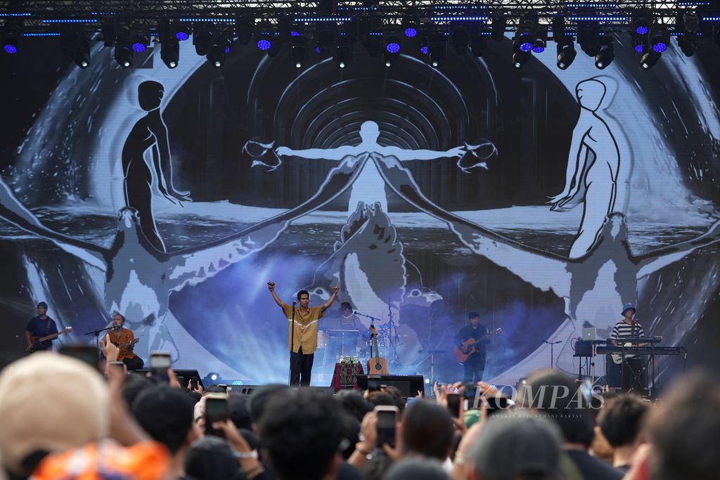 Penampilan Fourtwnty dalam Synchronize Festival 2024 di Gambir Expo Kemayoran, Jakarta Pusat, Sabtu (5/10/2024). Synchronize Festival 2024 mengusung tema ”Together Bersama” yang mendukung ekosistem kreatif di Indonesia dan masyarakat dunia. 