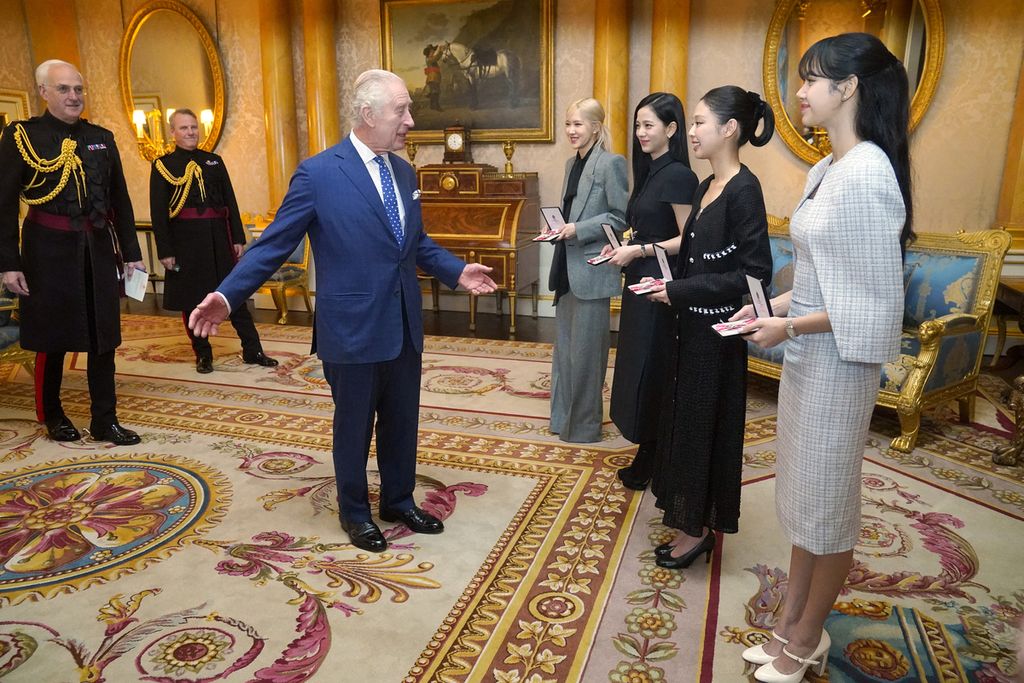 Raja Charles III berbicara dengan anggota K-Pop band Blackpink di Istana Buckingham, London, Rabu (22/11/2023).  