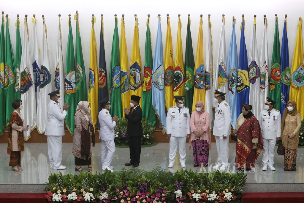 Menteri Dalam Negeri Tito Karnavian mengucapkan selamat kepada lima penjabat gubernur seusai pelantikan di Kantor Kementrian Dalam Negeri, Jakarta, Kamis (12/5/2022). 