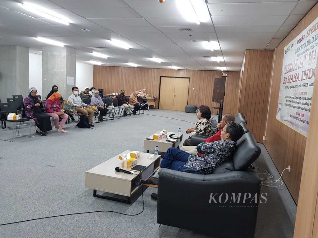 Suasana diskusi Forum Bahasa Media Massa (FBMM) di aula Pusat Dokumentasi Sastra HB Jassin, Taman Ismail Marzuki, Jakarta, Jumat (5/8/2022).