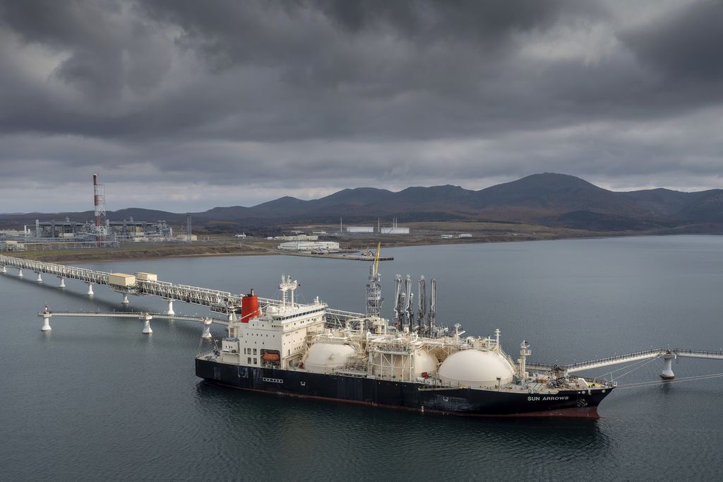 Kapal tanker Sun Arrows mengangkut kargo berisi gas alam dari proyek Sakhalin-2 di Pelabuhan Prigorodnoye, Rusia. Foto diambil pada , 29 October 2021
