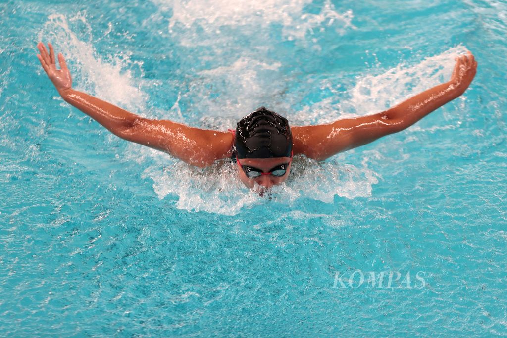 Perenang Jawa Timur, Izzy Dwifaiva Hefrisyanthi, bertanding pada nomor 200 meter gaya ganti perseorangan putri kategori kelompok umur 16-17 tahun dalam Festival (Kejuaraan Nasional) Akuatik Indonesia 2022 di Stadion Akuatik Gelora Bung Karno, Senayan, Jakarta, Jumat (29/7/2022). Izzy menjadi yang tercepat dengan catatan waktu 5 menit 12.65 detik. 