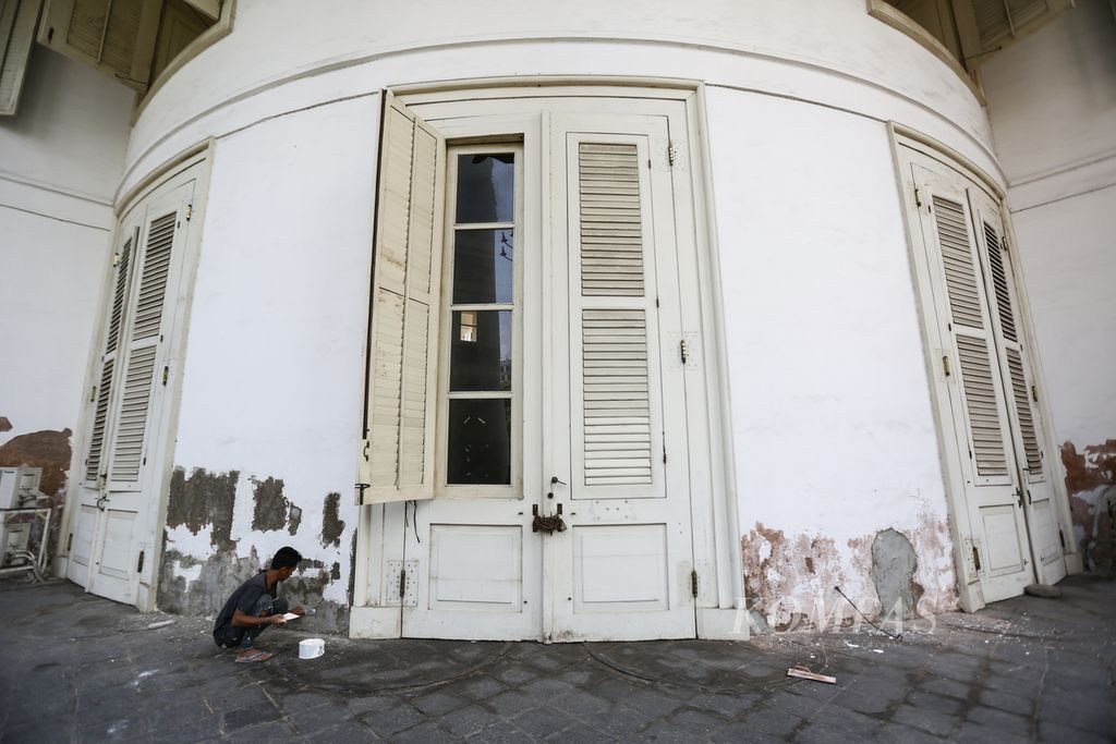 Pekerja melakukan renovasi pada bagian luar GPIB Immanuel, Gambir, Jakarta Pusat, Rabu (18/12/2019). Salah satu gereja bersejarah di Jakarta ini berbenah dengan renovasi kecil berupa penambalan bagian bangunan yang sudah keropos dan pengecatan untuk menyambut Natal dan Tahun Baru. 