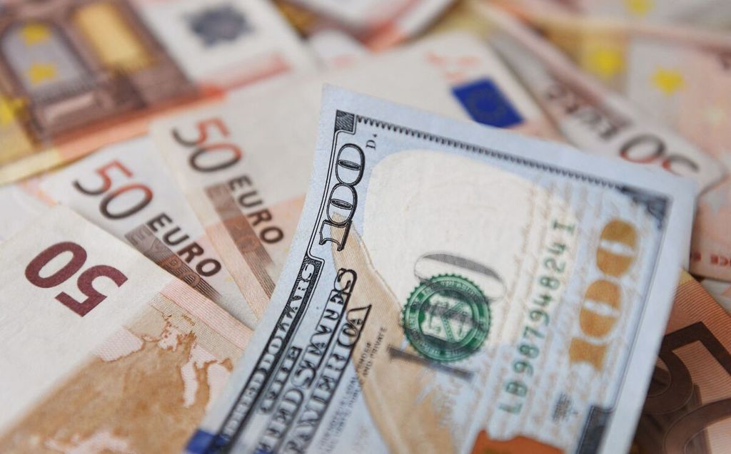 Uang dollar AS dan euro.