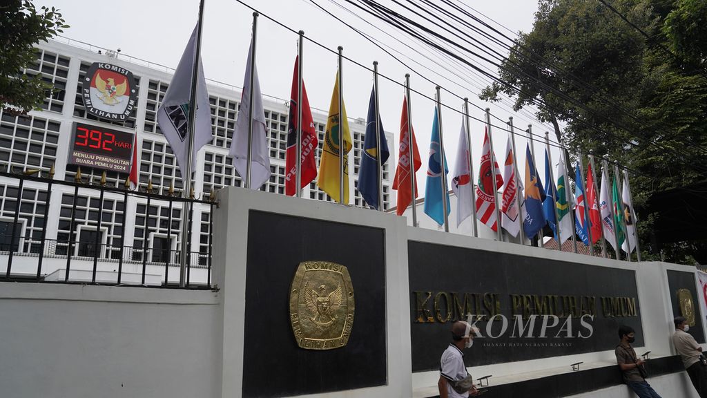 Bendera partai politik dipasang di kantor KPU, Jakarta, Selasa (17/1/2023). 