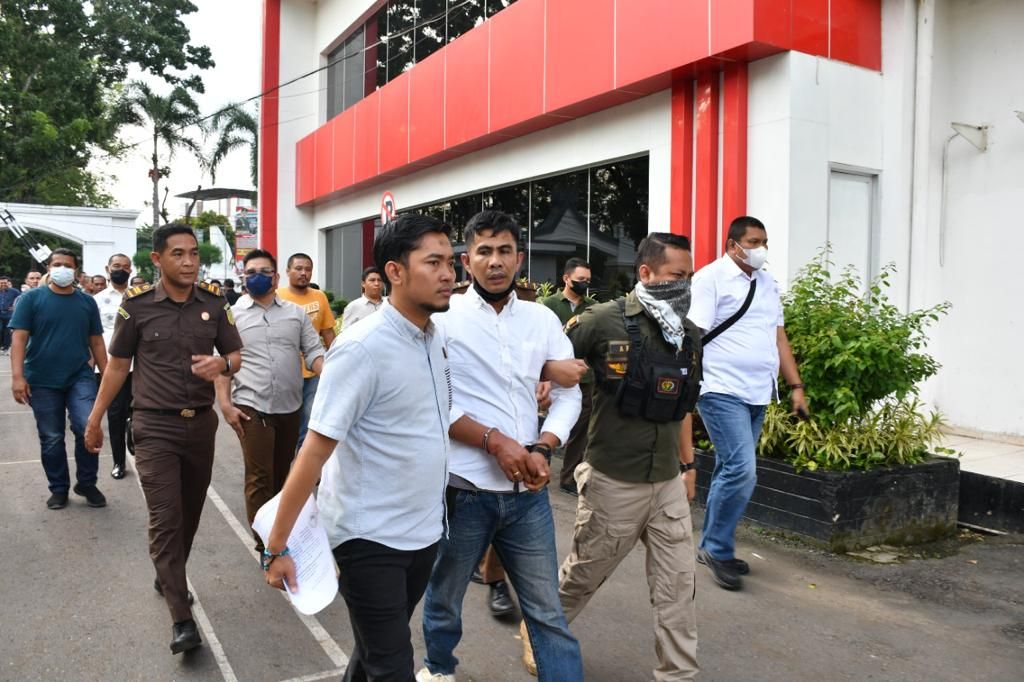 Terpidana penggelapan pajak senilai Rp 5 miliar, Andy Veryanto, ditangkap aparat seusai mengikuti sidang peninjauan kembali atas perkara pidananya di Pengadilan Negeri Jambi, Selasa (15/11/2022). Penangkapan itu dilakukan karena Andy selalu mangkir setelah tiga kali pemanggilan oleh jaksa. 