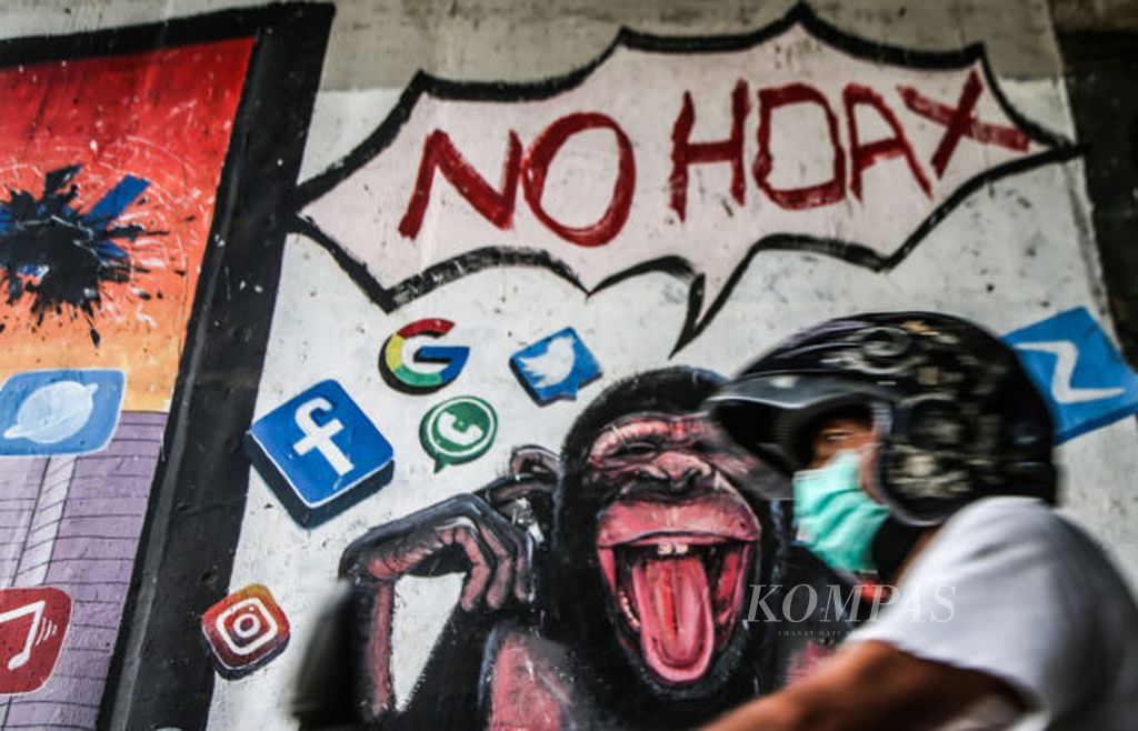 Maraknya berita bohong (hoaks) di media sosial menjadi keprihatinan warga yang dituangkan melalui mural di kolong jembatan di kawasan Rawa Buntu, Tangerang Selatan, Banten, Minggu (20/6/2021). Selain merevisi Pasal 27, 28, 29, dan 36, pemerintah mengusulkan penambahan satu pasal baru dalam Undang Undang Informasi Transaksi Elektronik, yakni Pasal 45C yang mengatur terkait penyebaran berita bohong.