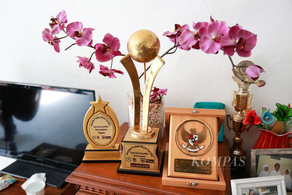Piala kemenangan timnas Perkumpulan Sepak Bola Amputasi Indonesia (PSAI) di kualifikasi Piala Dunia Sepak Bola Amputasi 2022 di Dhaka, Bangladesh ,yang dipajang di mes tempat mereka menjalani <i>training center</i> di kawasan Pasar Minggu, Jakarta Selatan, Kamis (31/3/2022).